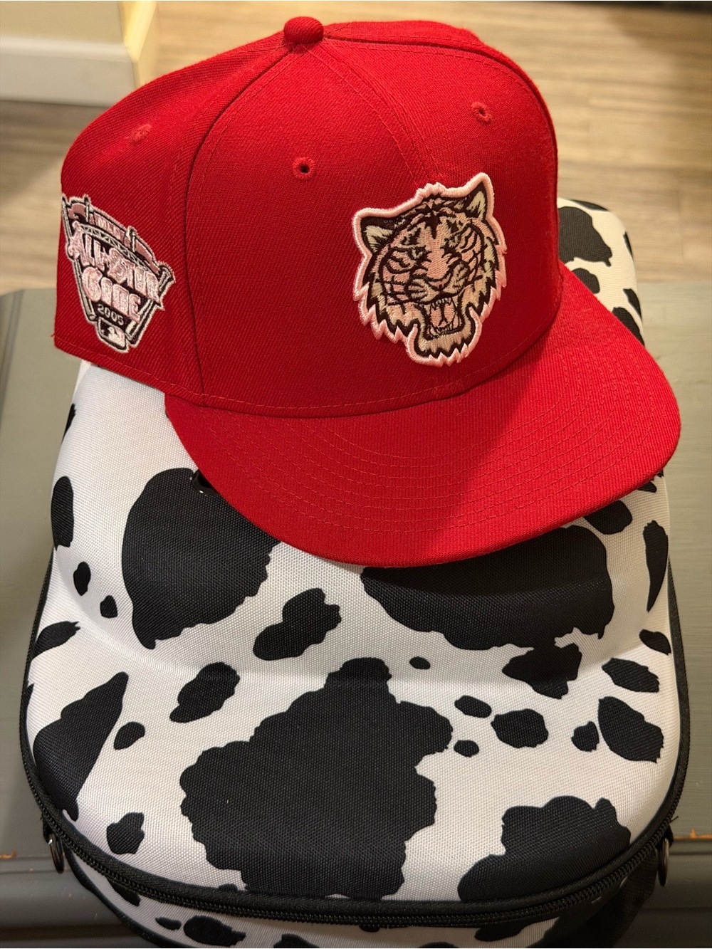 Size 7 1/2 Detroit Tigers , Valentine’s Day pack